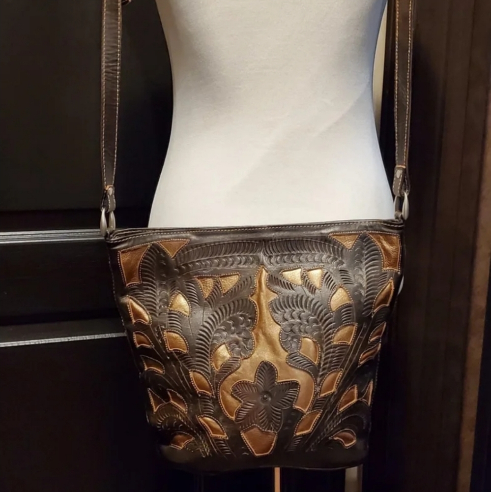 Beautiful leather cut out handbag - Picture 3 of 6